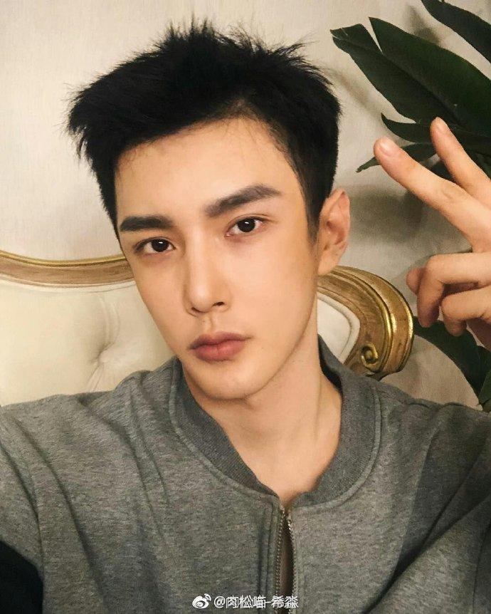 Ngạn Hy có ngũ quan đẹp mắt (nguồn internet)