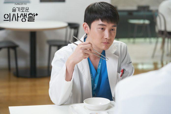 Kim Jun Han thủ vai Lee Jung Rok trong Hospital Playlist (Những Bác Sĩ Tài Hoa). (Nguồn: Internet)