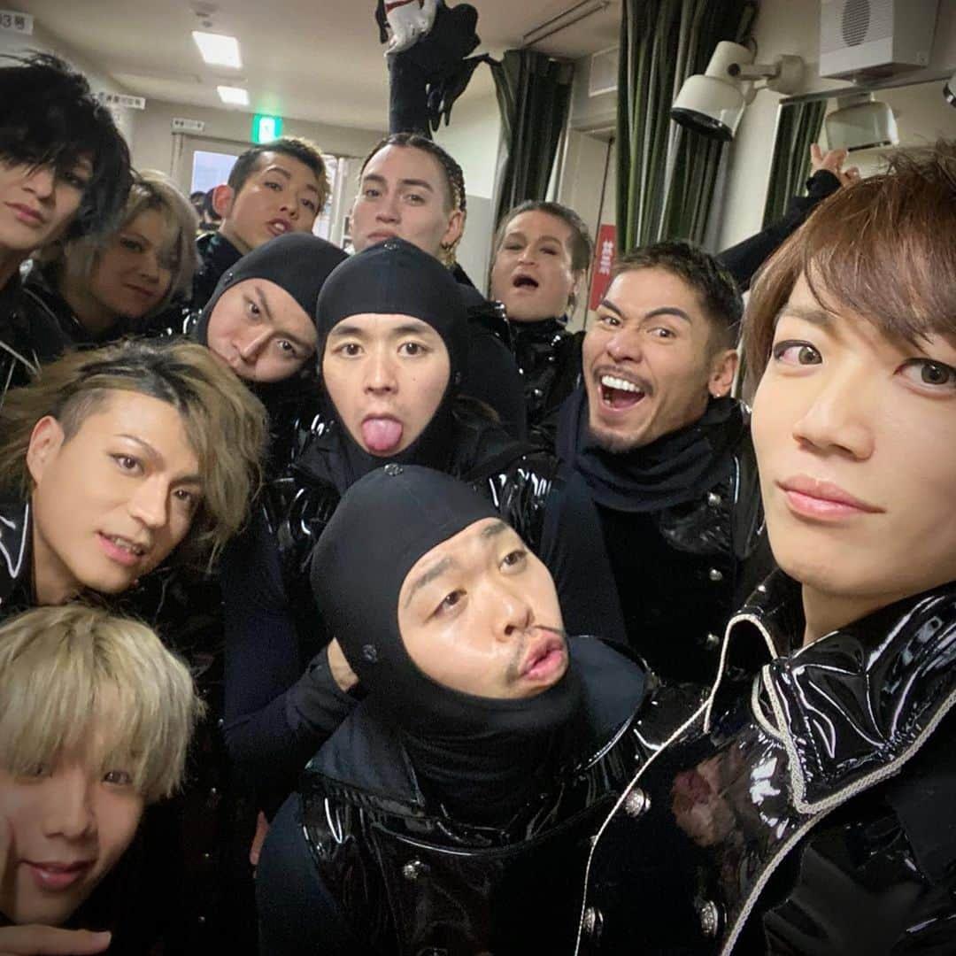 Shotaro (góc dưới bên trái) tại hậu trường của “KHAOS” tour. (Ảnh: @gackt/Instagram)