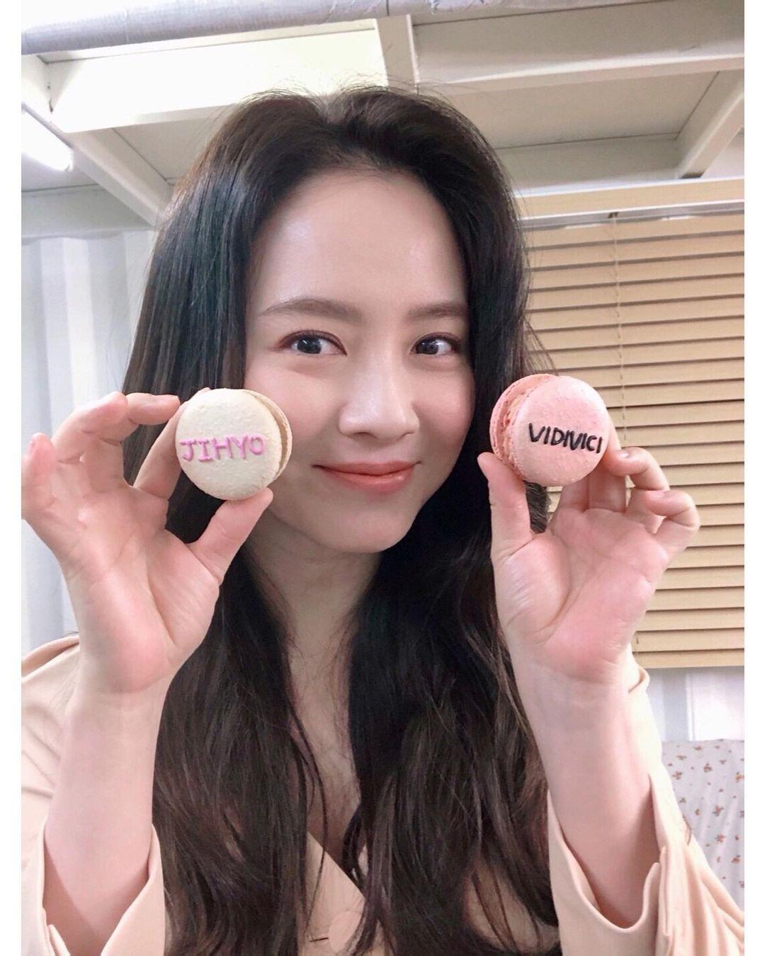 Song Ji Hyo chia sẻ món quà nhận được từ công ty . (Ảnh : Internet).