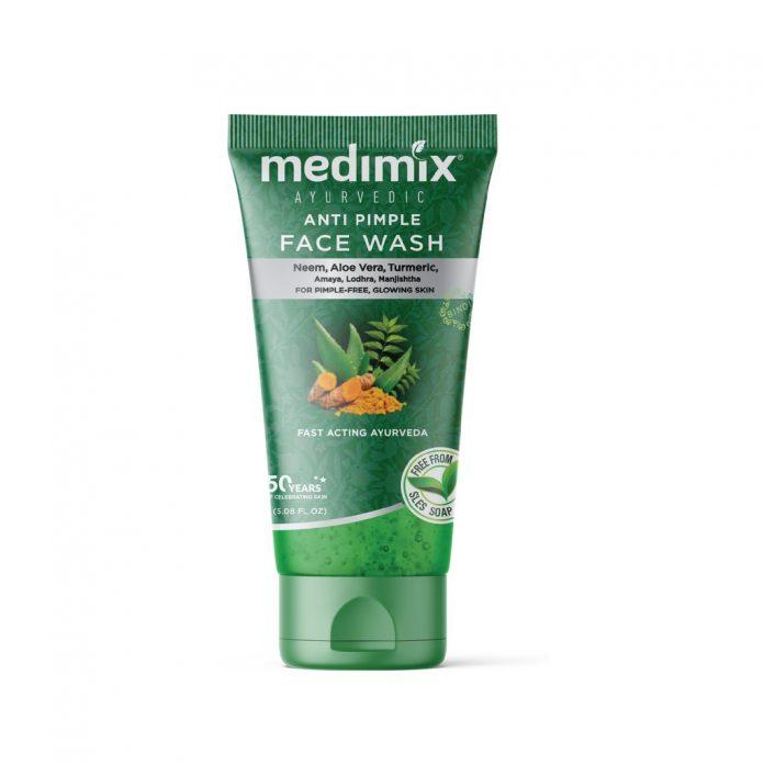 Sữa rửa mặt Medimix Anti Pimple có nhiều thành phần phù hợp với da dầu mụn (Nguồn: Internet)