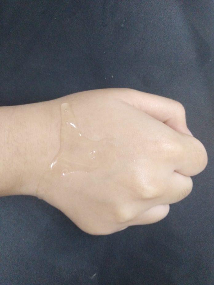 Sữa rửa mặt The Auragins Oil Balancing Gel Cleanser có texture dạng gel lỏng, trong suốt (nguồn: BlogAnChoi).