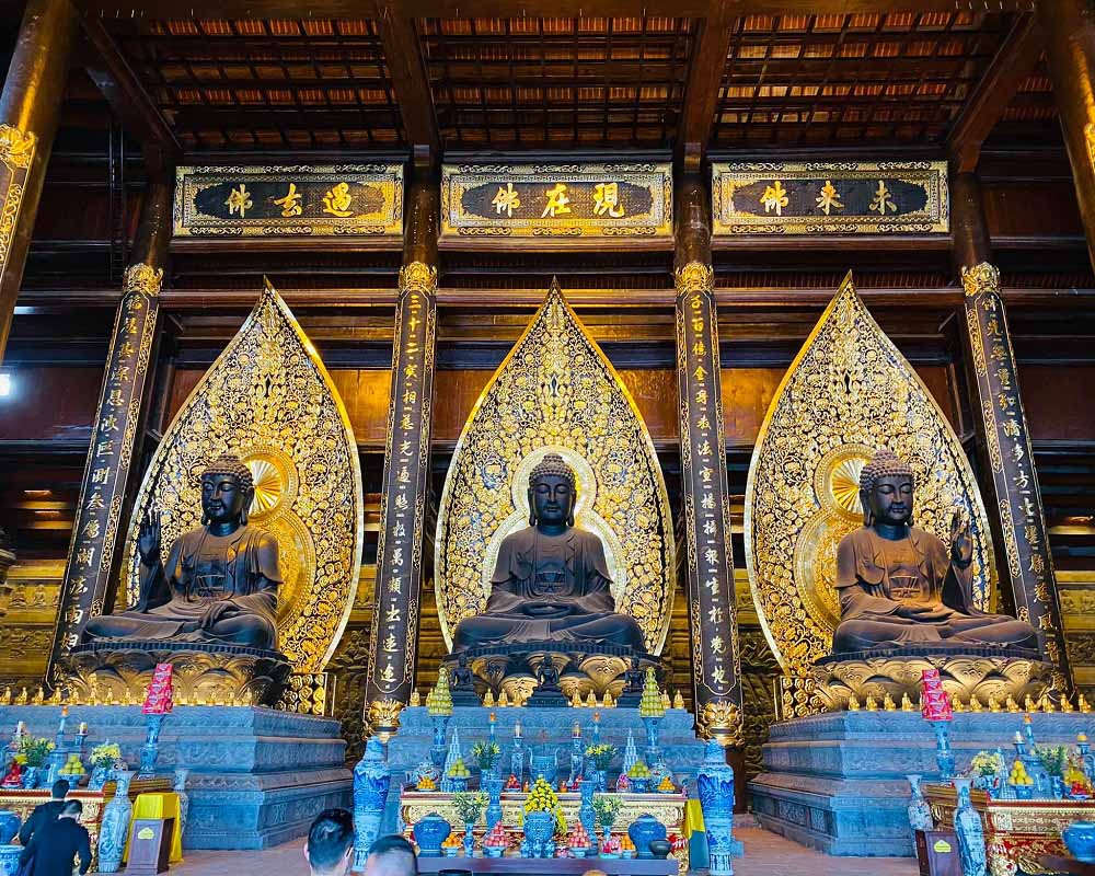 Ba pho tượng Phật bằng đồng đen được đặt trong Điện Tam Thế. (Ảnh: Internet)