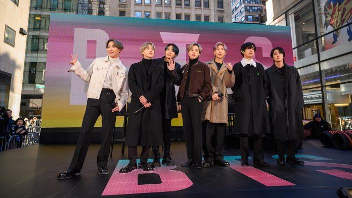 Trọn bộ outfit của Jimin được thấy rõ hơn qua bức ảnh chụp cùng các thành viên BTS tại Today Show (Ảnh: Internet)