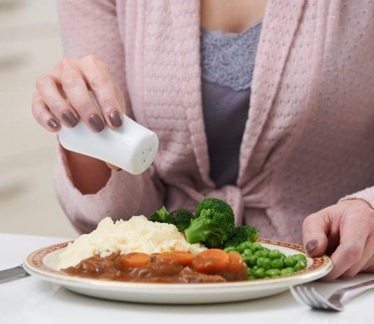Thường xuyên ăn thực phẩm nhiều muối gây tăng huyết áp, đột quỵ, bệnh tim, sỏi thận, viêm loét dạ dày, yếu xương. (Nguồn: Internnet)