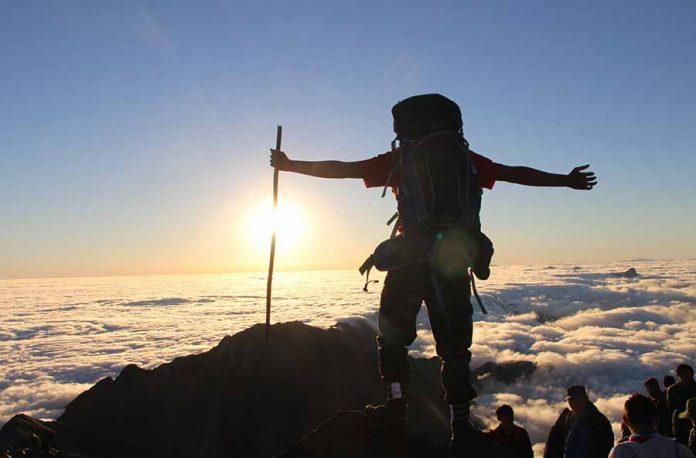 Thám hiểm đỉnh Fansipan bằng cách leo núi (Nguồn: Internet)