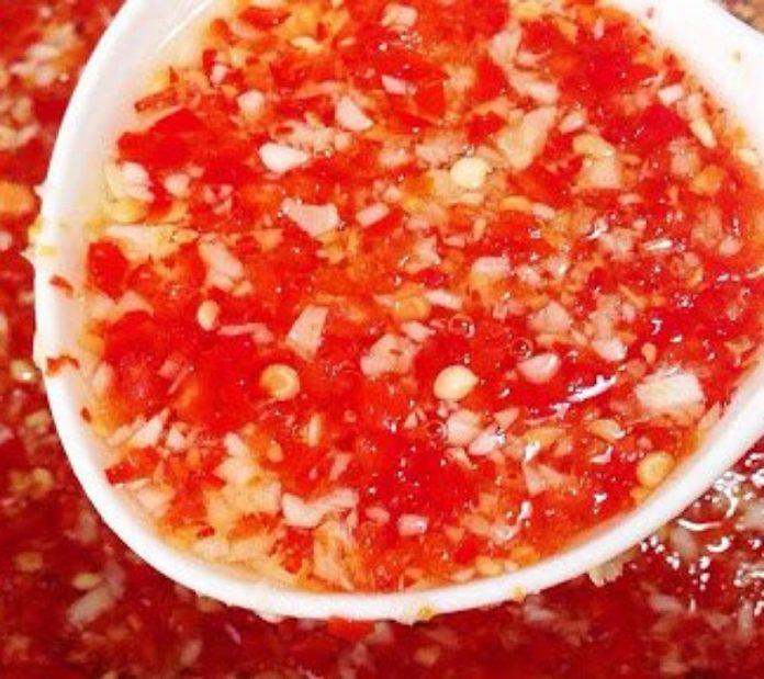 Pha nước mắm tỏi ớt chua ngọt (Nguồn: Internet)
