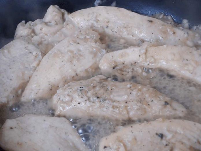 Nấu chín thịt gà để có món ruốc bông, tơi (Nguồn: Internet)