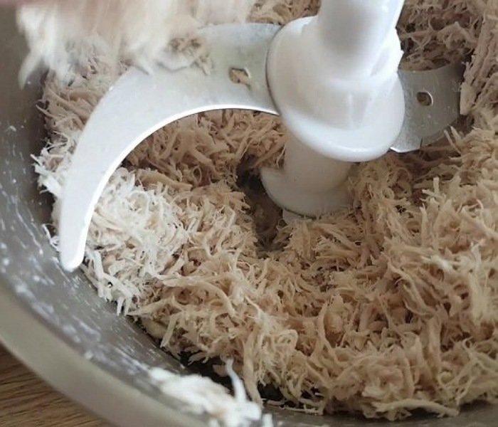 Dùng máy say để làm ruốc thịt gà bông (Nguồn: Internet)
