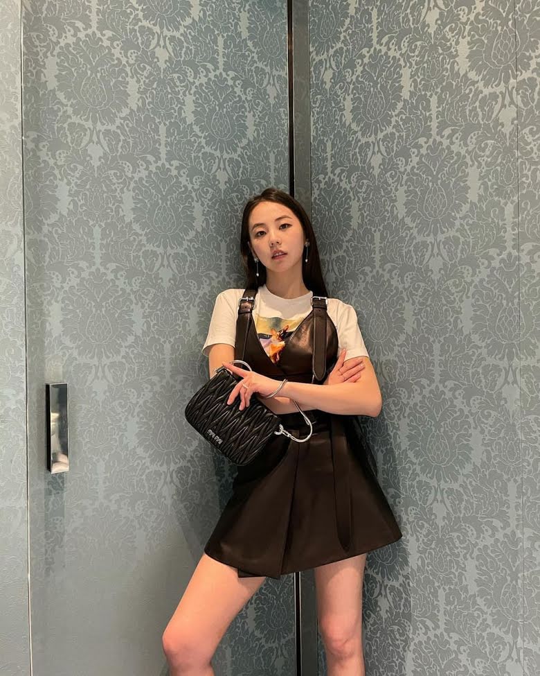 Ahn So Hee sở hữu chiếc túi Sassy của thương hiệu Miu Miu. (Nguồn: Internet)