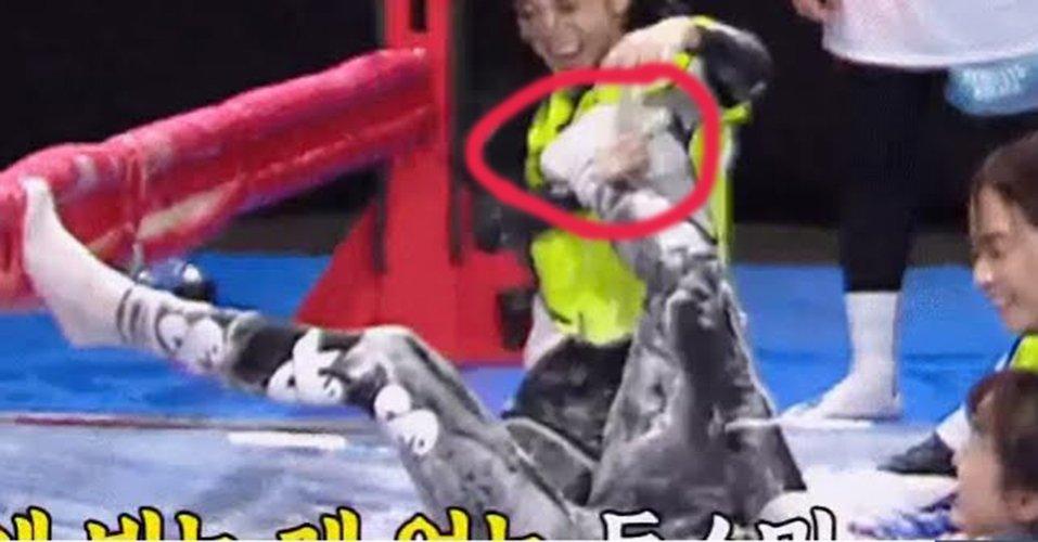 Trong một trò chơi Jeon So Min dùng chân đá thẳng vào cổ của JiSoo . ( Ảnh : Internet).