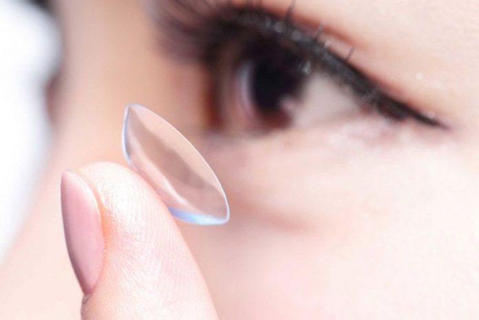 Kính áp tròng có thể trở thành vật trung gian làm bẩn đôi mắt của bạn, do đó hãy đeo chúng trước khi trang điểm (Ảnh: Internet).