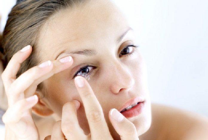 Đeo kính áp tròng quá lâu có thể gây ra nhiều tác hại cho đôi mắt của bạn (Ảnh: Internet).