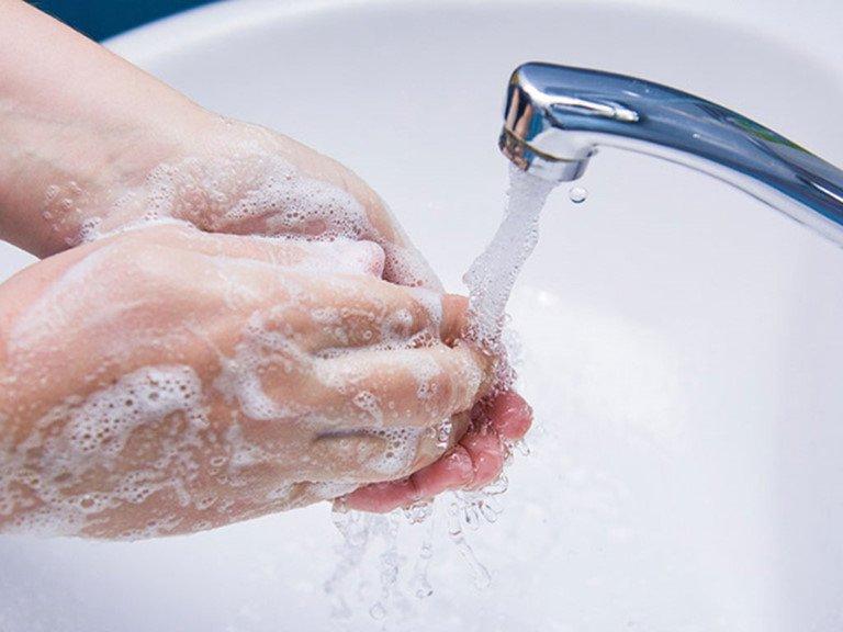 Muốn vệ sinh kính tốt, hãy vệ sinh tay sạch! (Ảnh: Internet).