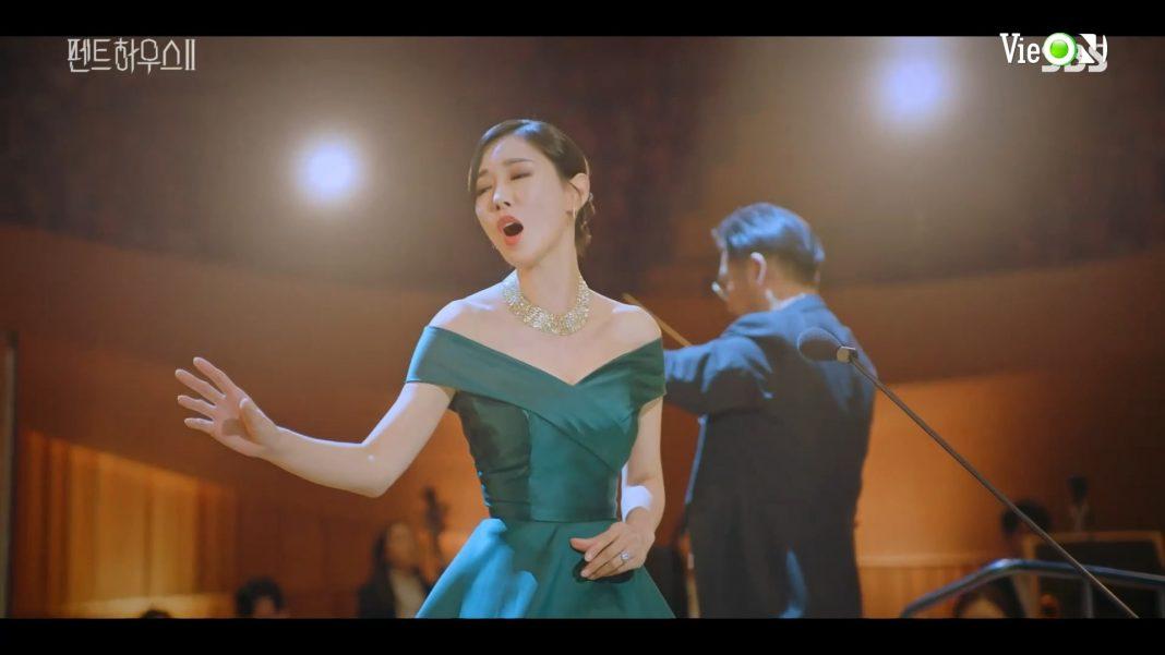 Cheon Seo Jin trình diễn trên sân khấu nhép giọng của Oh Yoon Hee trong 