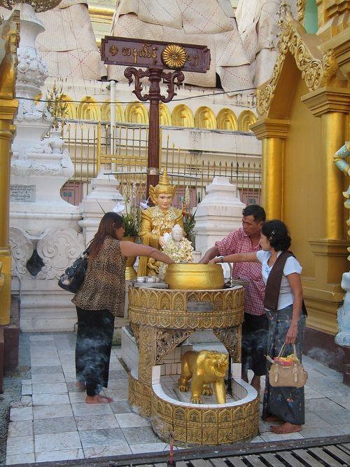 Người dân đang làm lễ tại miếu thờ "chiêm tinh học" của Chùa Shwedagon (Ảnh: Internet).