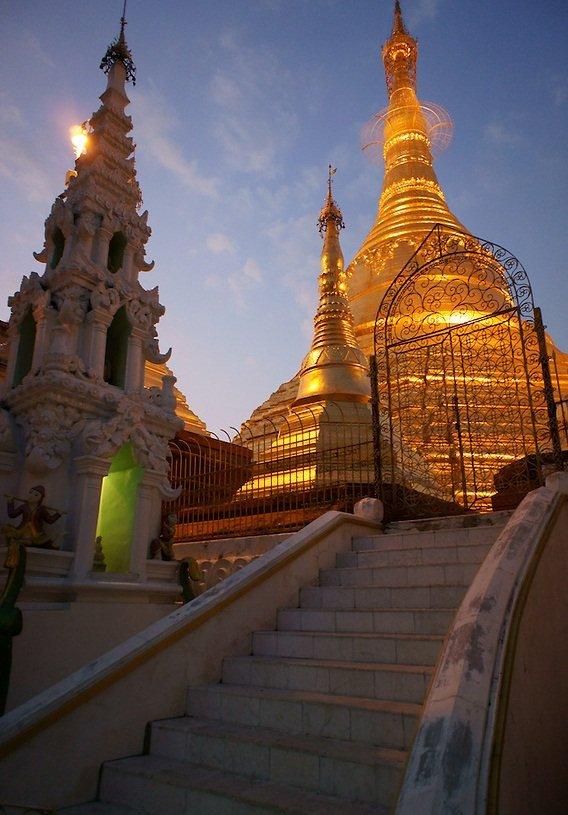 Chùa Naungdawgyi là công trình phụ đáng chú ý trong quần thể Chùa Shwedagon (Ảnh: Internet).