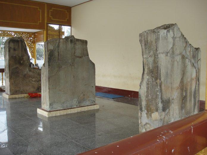 Bức chạm khắc có niên đại cổ xưa được trưng bày tại Chùa Vàng Shwedagon (Ảnh: Internet).