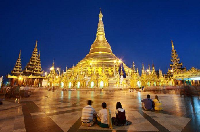 Chùa Shwedagon rực rỡ về đêm khiến du khách không khỏi trầm trồ (Ảnh: Internet).