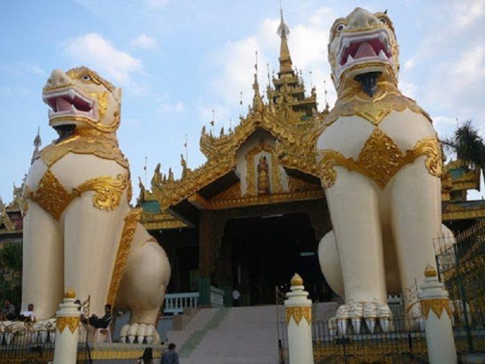 Tượng sư tử đá canh gác hai bên lối vào Chùa Shwedagon (Ảnh: Internet).