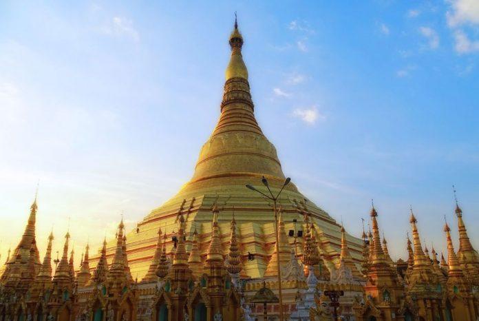 Chùa Shwedagon uy nghiêm vươn cao giữa lòng thành phố Yangon (Ảnh: Internet).