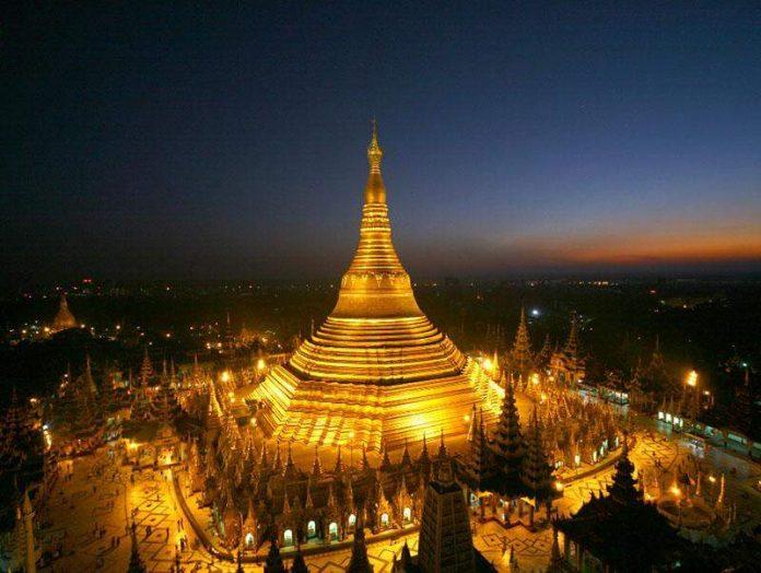 Phần chính điện, hay phù đồ chính của Chùa Shwedagon rực rỡ về đêm (Ảnh: Internet).