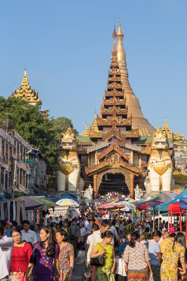 Rất đông du khách và Phật tử đến tham quan Chùa Vàng vào mọi thời điểm trong năm (Ảnh: Internet).