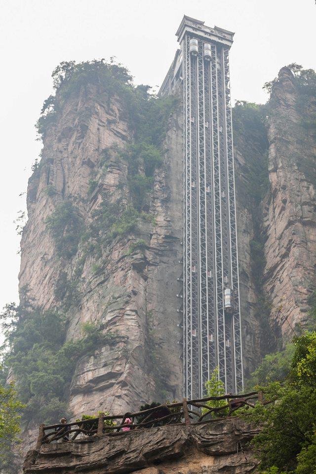 Thang máy Bách Long đưa du khách lên đỉnh Viên Gia Giới chỉ trong 2 phút (Ảnh: Internet).