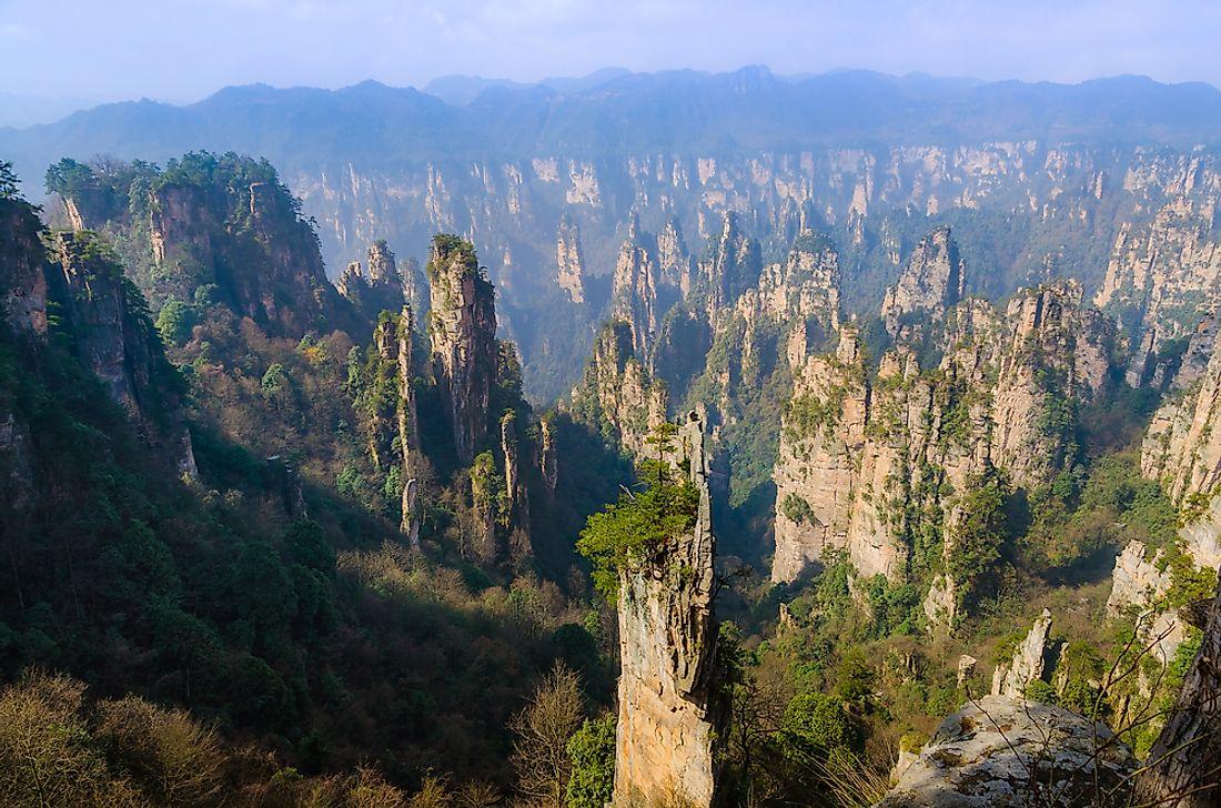 Khu vực núi Thiên Tử có cảnh quan tuyệt đẹp với vô số những núi đá trập trùng (Ảnh: Internet).