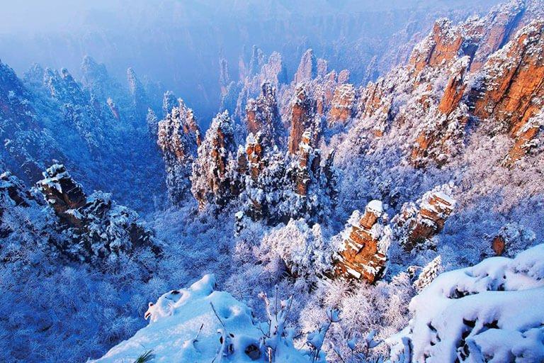 Những đỉnh núi phủ tuyết trắng xóa vào mùa đông tại Trương Gia Giới (Ảnh: Internet).