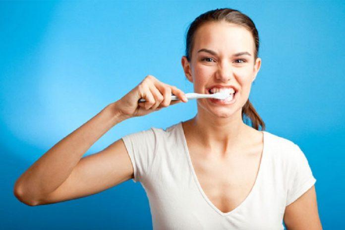 Đánh răng quá mạnh sẽ làm hại răng và nướu của bạn (Ảnh: Internet).