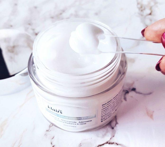 Dear Klairs Freshly Juiced Vitamin E có kết cấu dạng jelly, khá mịn, dễ tán nhưng hơi dính (Nguồn: BlogAnChoi)