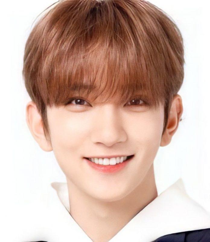 Nhiều người đã ví mắt của chàng idol này giống như mắt mèo: vừa sắc vừa trong như được vẽ ra từ tranh vậy (Ảnh: Internet). Nhiều người đã ví mắt của chàng idol này giống như mắt mèo: vừa sắc vừa trong như được vẽ ra từ tranh vậy (Ảnh: Internet).