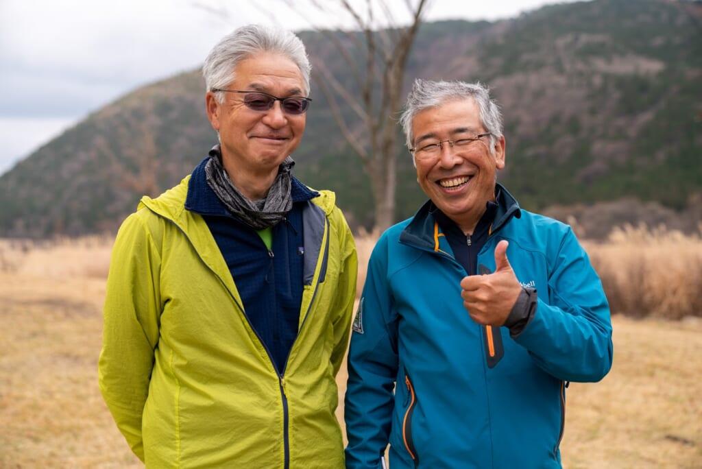 Hai hướng dẫn viên giàu kinh nghiệm tại khu vực đầm lầy: Masuda-san (trái) và Okazono-san (phải) (Ảnh: Internet).