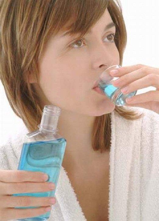 Dùng nước súc miệng là cách làm sạch răng khá nhanh (Nguồn: Internet).
