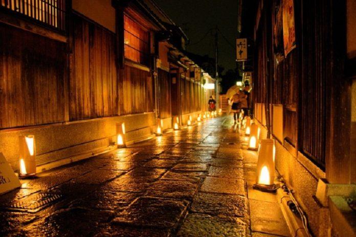 Đường phố cũng được thắp đèn lung linh vào dịp lễ hội (Ảnh: Internet).