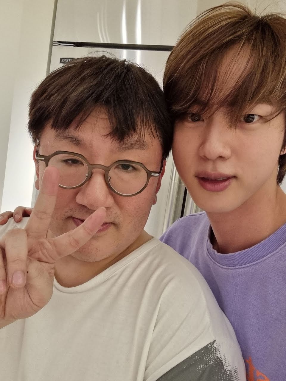 Ảnh selfie thân thiết của Jin và Bang Shi Hyuk (Ảnh: Weverse)