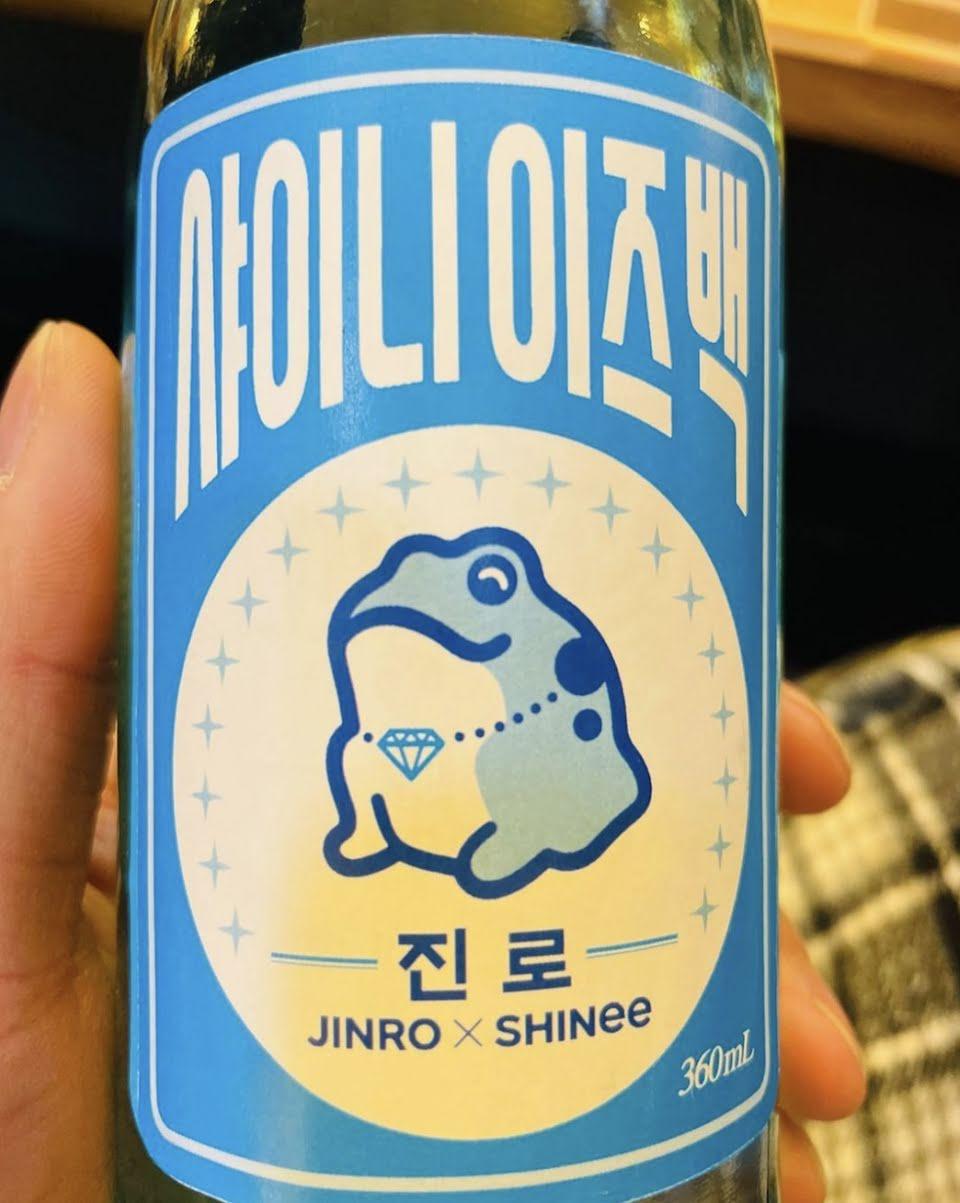 Nhãn hiệu rượu in tên của Shinee (Ảnh: Internet)