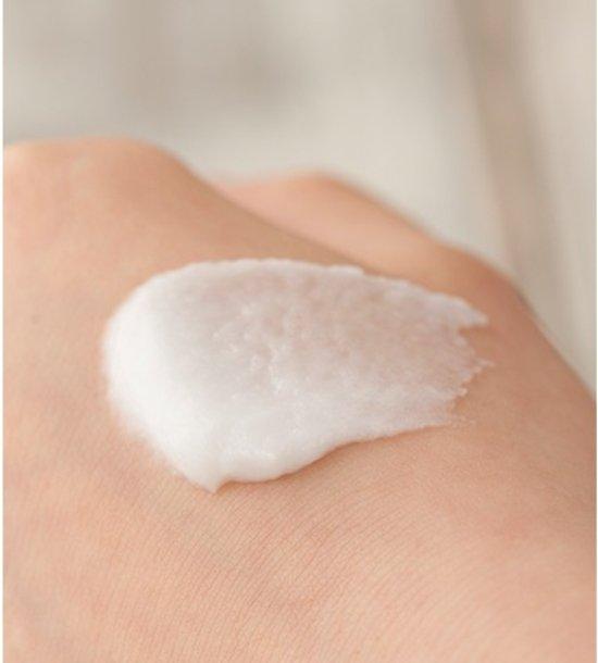 Kết cấu dạng kem đặc màu trắng sữa, dễ "tan" trên da (ảnh: internet)