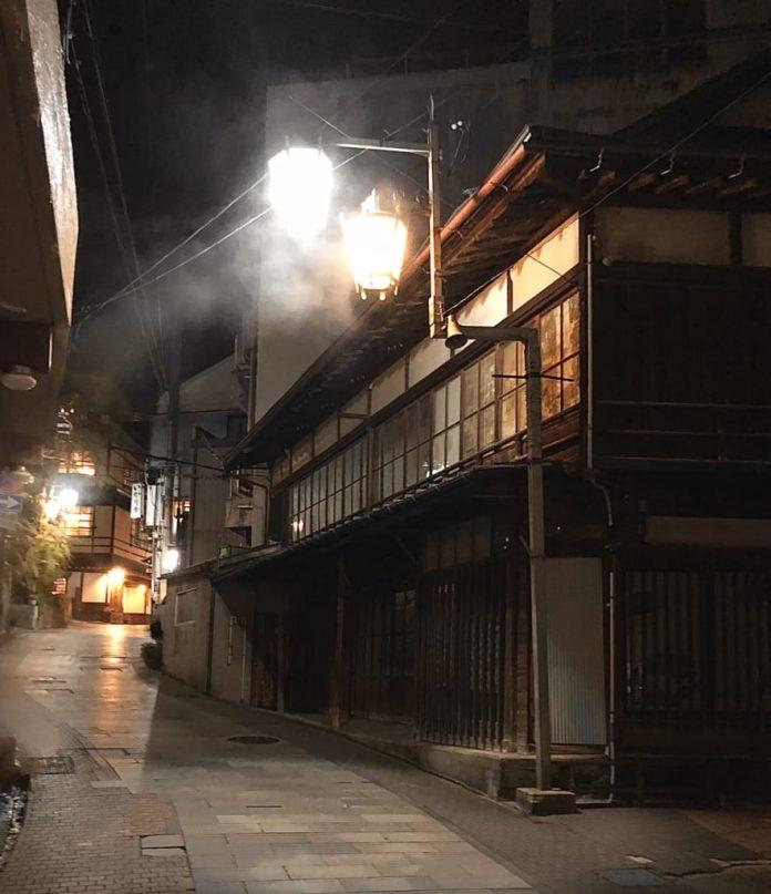Những đường phố yên tĩnh về đêm của Shibu Onsen (Ảnh: Internet).