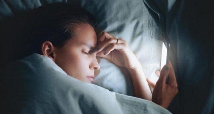 Thói quen dùng điện thoại nhiều vào buổi tối khiến bạn dễ bị mất ngủ triền miên (Ảnh: Internet).