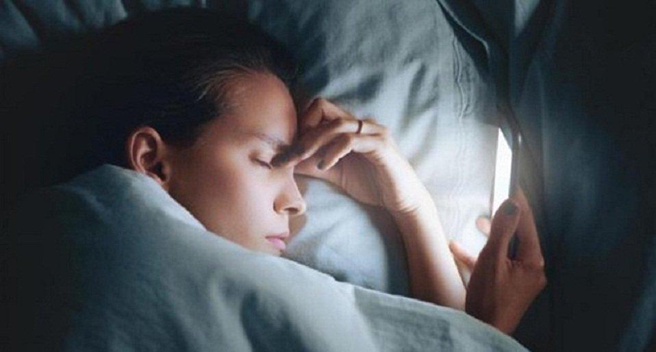 Thói quen dùng điện thoại nhiều vào buổi tối khiến bạn dễ bị mất ngủ triền miên (Ảnh: Internet).