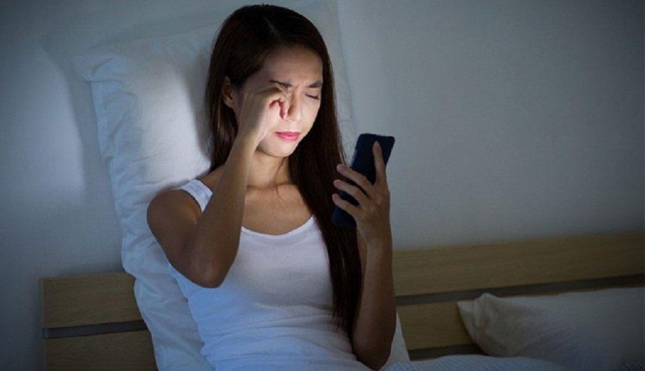 Có phải bạn luôn kiểm tra điện thoại trước khi ngủ và ngay khi thức dậy?(Ảnh: Internet).