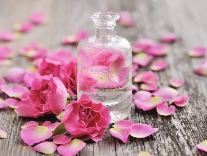 Nước hoa hồng/Toner giúp làm dịu, cân bằng da và cấp ẩm hiệu quả (ảnh: internet)