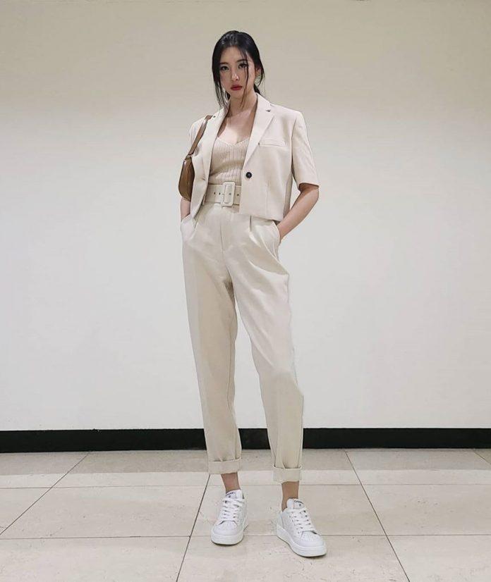 Siêu hack dáng với blazer ngắn (Nguồn: Internet) Siêu hack dáng với blazer ngắn (Nguồn: Internet)