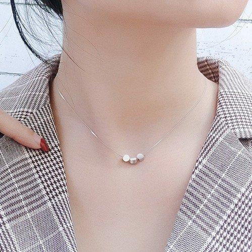 Vòng cổ dây mảnh giúp cả bộ đồ không bị quá cồng kềnh (Nguồn: Internet) Vòng cổ dây mảnh giúp cả bộ đồ không bị quá cồng kềnh (Nguồn: Internet)