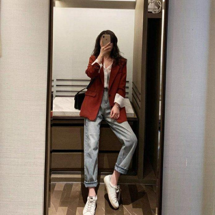 Quần baggy xanh nhạt và blazer màu sắn gấu (Nguồn: Internet) Quần baggy xanh nhạt và blazer màu sắn gấu (Nguồn: Internet)