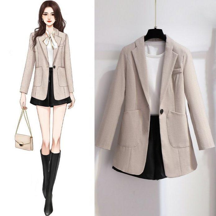 Nhã nhặn với chân váy xếp ly mix blazer màu kem và đi cùng boots đen (Nguồn: BlogAnChoi)