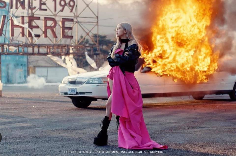 Rose bên chiếc siêu xe bốc cháy ( nguồn: internet)