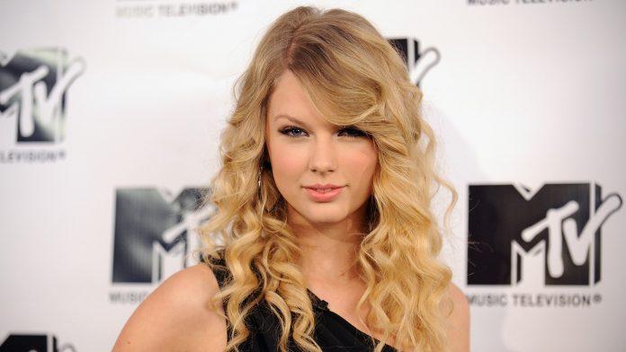 Taylor Swift khi mới vào nghề, cô nổi bật với vẻ đẹp mạnh mẽ, trong veo ( Ảnh: Internet )